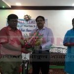 মহকুমা শাসক শঙ্খ সাঁতরাকে বিদায় সংবর্ধনা জানাল শহরের একটি স্কুল