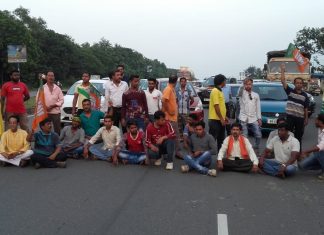 দিলীপ ঘোষের উপর হামলার প্রতিবাদে দুর্গাপুরে জাতীয় সড়ক অবরোধ