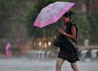 ঘূর্ণাবর্তের জেরে বৃষ্টি