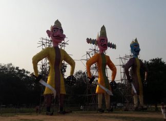 দশমীতে সিঁদুর খেলা আর রাবন বধ শহরে