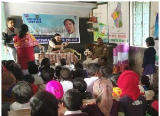 ছাত্র-ছাত্রীদের ট্রাফিক আইন সর্ম্পকে সচেতন করার লক্ষ্যে বিশেষ কর্মসূচী স্কুলে