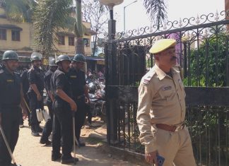 বোমাবাজির ঘটনায় হঠাৎ অশান্ত হয়ে উঠল হাসপাতাল চত্বর