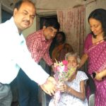 শতায়ু ভোটারের বাড়ি এলেন মহকুমা শাসক