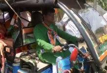 ভোটের প্রচারে টোটো চালাচ্ছেন প্রার্থীরা