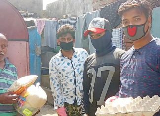 অসহায় দুঃস্থ শতাধিক পরিবারকে বাড়ি বাড়ি গিয়ে খাদ্য সামগ্রী তুলে দিল দুর্গাপুরের কিছু যুবক