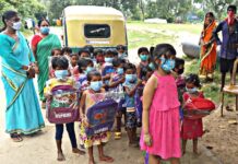 বস্তিবাসী শিশুদের সঙ্গে নিয়ে ব্যবসায়ী কন্যার জন্মদিন পালন