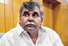 জীতেন্দ্রর ‘ব্যাক টু প্যাভিলিয়ন’ নিয়েও বিতর্ক থামছে না