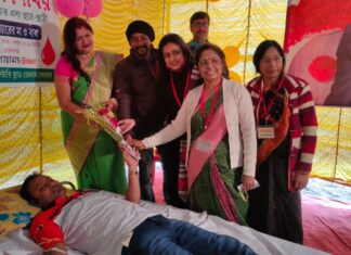 বিবাহ বার্ষিকী উপলক্ষে রক্তদান