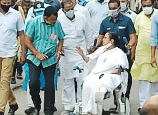দুপুরে কলকাতায় নন্দীগ্রাম দিবসের মিছিলে আর বিকেলেই দুর্গাপুরে মমতা