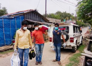 করোনাকালে ফেসবুকে অসহায় মহিলার পোস্ট দেখেই পরিবারের পাশে দাঁড়ালো কোক ওভেন থানার পুলিশ