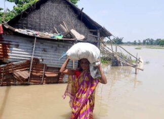 বন্যায় মৃতদের পরিবারকে ২ লক্ষ টাকা করে ক্ষতুপূরণ
