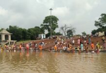 পিতৃ তর্পণ দিয়ে শুরু হয় মহালয়ার সকাল
