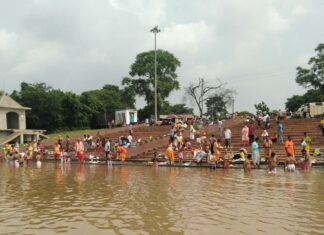 পিতৃ তর্পণ দিয়ে শুরু হয় মহালয়ার সকাল
