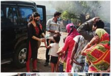 জন্মদিনে দুঃস্থ মানুষদের বিরিয়ানি খাওয়ালেন গৃহবধূ মহুয়া