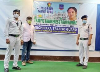 ছাত্রছাত্রীদের মধ্যে পথ নিরাপত্তা বিষয়ে সচেতনতার প্রচার পুলিশের