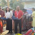 নারী দিবসে কাঁকসার রানীশয়ের গ্রামের মহিলাদের মধ্যে ন্যাপকিন ও পোশাক বিলি করল হিউম্যান রাইটস