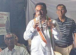 শহরের নানা সমস্যা উঠে এলো নিজের পাড়ায় কবি দত্তের সংবর্ধনা সভায়