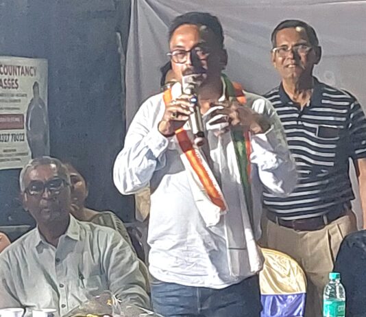 শহরের নানা সমস্যা উঠে এলো নিজের পাড়ায় কবি দত্তের সংবর্ধনা সভায়