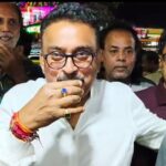 বাসস্ট্যান্ডে চা খেতে গিয়েও জনসংযোগে প্রার্থী কবি দত্ত