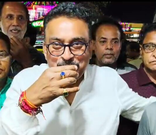 বাসস্ট্যান্ডে চা খেতে গিয়েও জনসংযোগে প্রার্থী কবি দত্ত