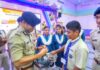 মহিলা ও স্কুল পড়ুয়াদের হেলমেট প্রদান করে পথ নিরাপত্তার বার্তা পুলিশের