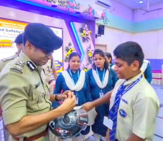 মহিলা ও স্কুল পড়ুয়াদের হেলমেট প্রদান করে পথ নিরাপত্তার বার্তা পুলিশের