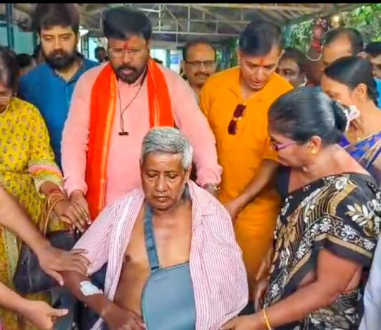 দুর্গাপুর মহকুমা হাসপাতালে রোগীদের পরিষেবায় হুইল চেয়ার দান বিধায়কের