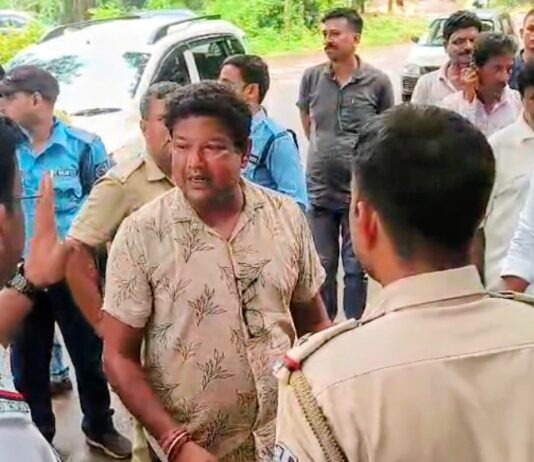 রাস্তার ধারে পার্কিংয়ের বিরুদ্ধে কড়া পদক্ষেপ দুর্গাপুরের মুচিপাড়া ট্রাফিক পুলিশের