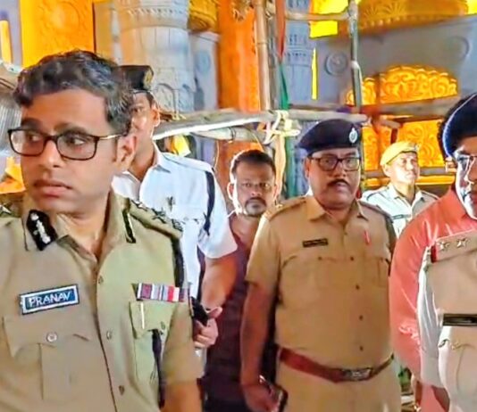 মুখ্যমন্ত্রী আসার আগে শঙ্করপুর পুজো কমিটির ব্যবস্থাপনা পরিদর্শনে পুলিশ কমিশনার